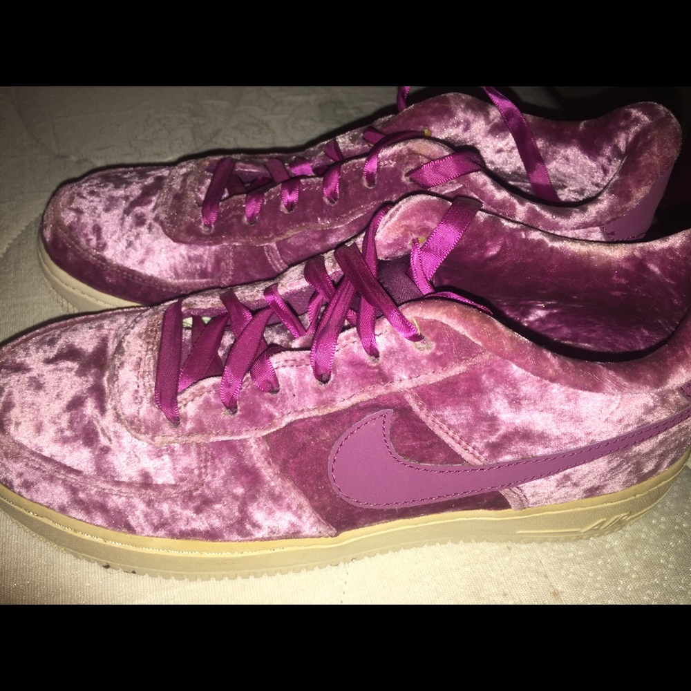 Size 7 Air forces . 💜